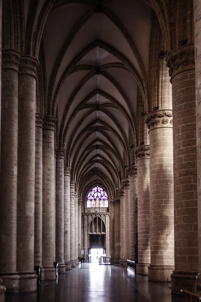 Interior da Catedral de São Miguel e Santa Gudula - Igreja Católica Romana no monte Treurenberg, em Bruxelas, Bélgica . — Fotografia de Stock