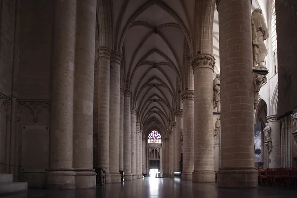 Interior da Catedral de São Miguel e Santa Gudula - Igreja Católica Romana no monte Treurenberg, em Bruxelas, Bélgica . — Fotografia de Stock