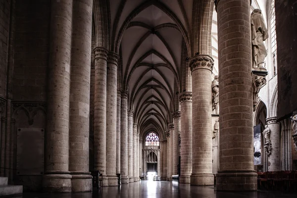 Interior da Catedral de São Miguel e Santa Gudula - Igreja Católica Romana no monte Treurenberg, em Bruxelas, Bélgica . — Fotografia de Stock