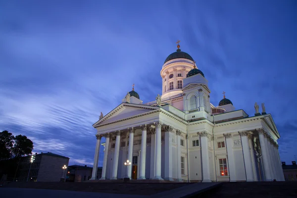 Helsinki cathedral is gelegen op een Senaatsplein in het centrum van de stad Helsinki. — Stockfoto