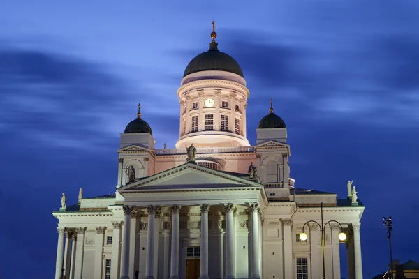 Helsinki cathedral is gelegen op een Senaatsplein in het centrum van de stad Helsinki. — Stockfoto