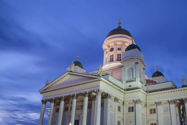 La cathédrale d'Helsinki est située sur une place du sénat dans le centre-ville d'Helsinki . — Photo