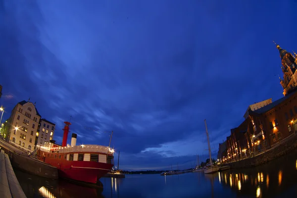 Malebné noční panorama starého města v helsinki, Finsko — Stock fotografie