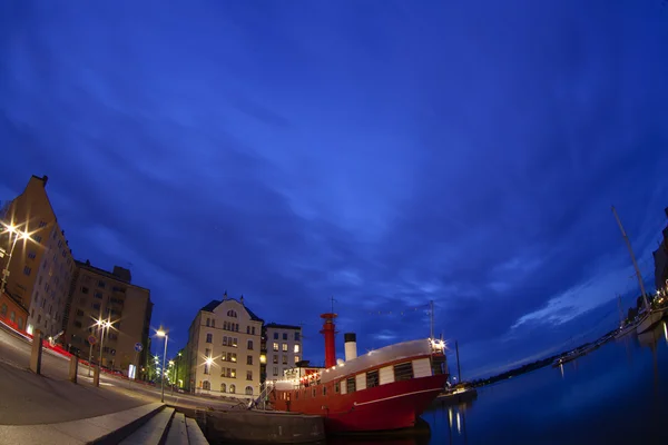 Panorama nocturno escénico del casco antiguo de Helsinki, Finlandia — Foto de Stock