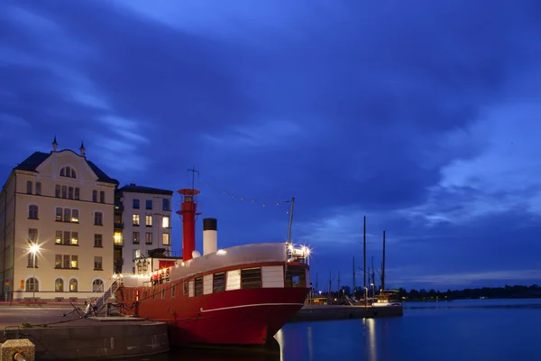 Malebné noční panorama starého města v helsinki, Finsko — Stock fotografie