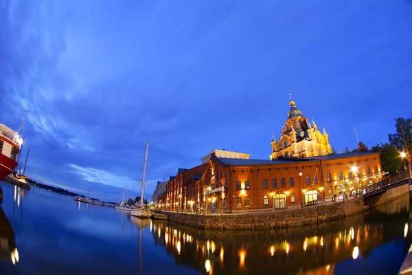 Malebné noční panorama starého města v helsinki, Finsko — Stock fotografie