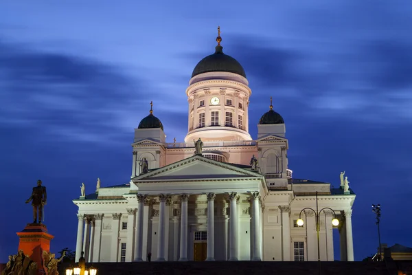 Die Kathedrale von Helsinki liegt auf einem Senatsplatz im Stadtzentrum von Helsinki — Stockfoto