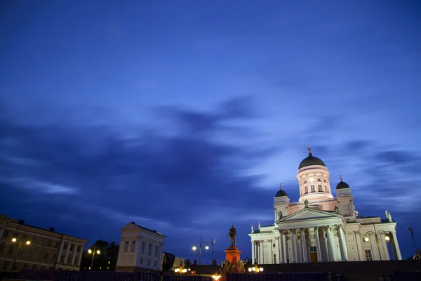 Helsinki cathedral is gelegen op een Senaatsplein in het centrum van de stad Helsinki — Stockfoto