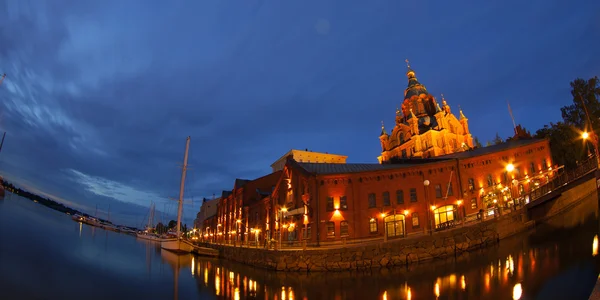 Malebné noční panorama starého města v helsinki, Finsko — Stock fotografie