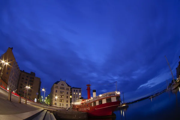 芬兰首都赫尔辛基-2015 年 6 月 11 日;夜景的东正教乌斯别斯基大教堂和港口在 2015 年 6 月 12 日在赫尔辛基。芬兰. — 图库照片