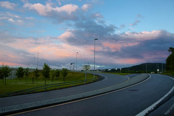 Silnice v Oslu, Norsku, v západu slunce — Stock fotografie