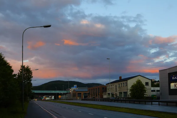 Дорога в Осло, Норвегия, на закате солнца — стоковое фото