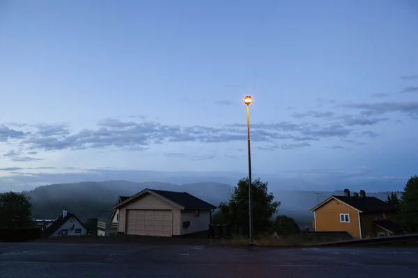 Norska hus på berg bakgrunden — Stockfoto