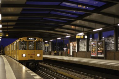 18 Mayıs 2015 Metro İstasyonu, Berlin, Almanya
