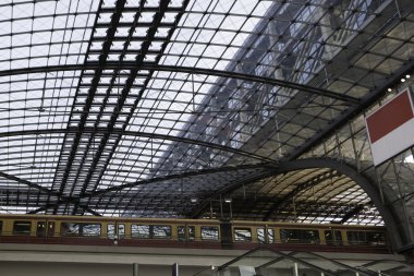 Berlin tren istasyonu (Hauptbahnhof) 