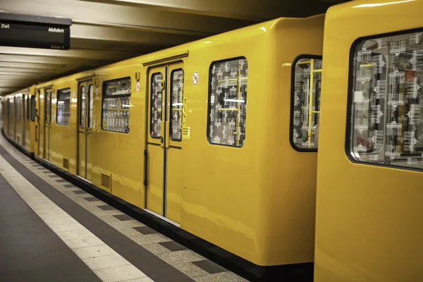 Stacja metra 18 maja 2015 w Berlin, Niemcy. — Zdjęcie stockowe