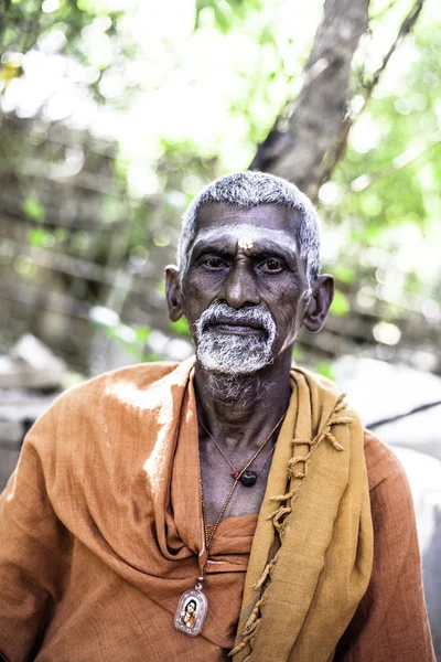 Ιερά Sadhu ανδρών στον ιματισμό σαφράν χρώματος — Φωτογραφία Αρχείου