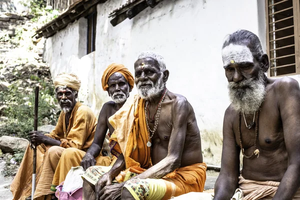Heilige Sadhu-Männer in safranfarbener Kleidung — Stockfoto