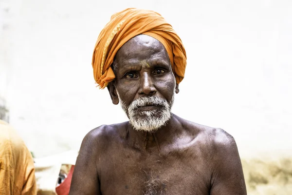 사프란 색 의류에서 거룩한 Sadhu 남자 — 스톡 사진