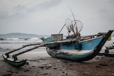Balıkçı tekneleri sahilde Sri Lanka
