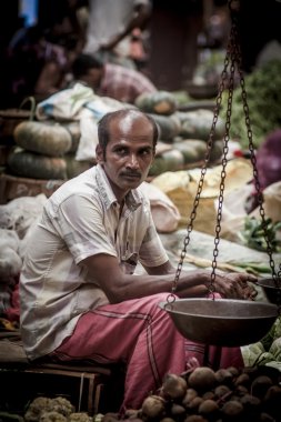 Satıcı satış taze sebze ve meyve Sri Lanka