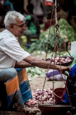 Satıcı satış taze sebze ve meyve Sri Lanka
