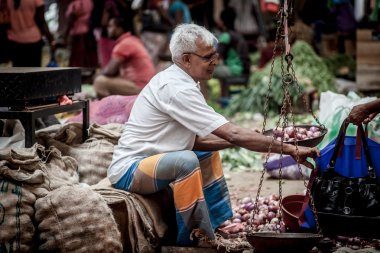 Satıcı satış taze sebze ve meyve Sri Lanka