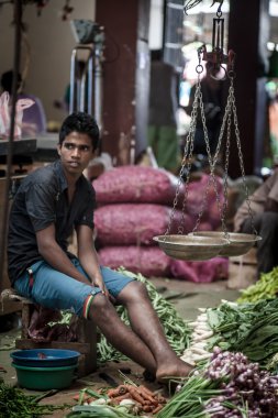 Satıcı satış taze sebze ve meyve Sri Lanka
