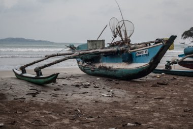 Sahilde balıkçı tekneleri 