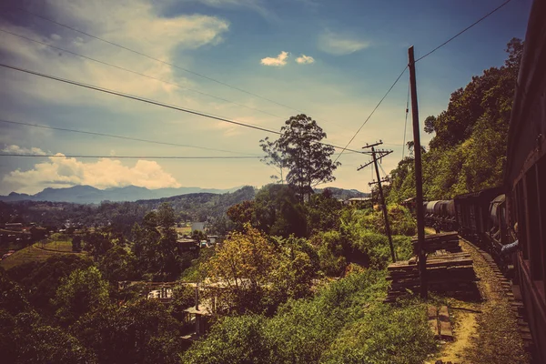 Train from Nuwara Eliya to Kandy among tea plantations in the highlands of Sri Lanka — Stock Photo, Image