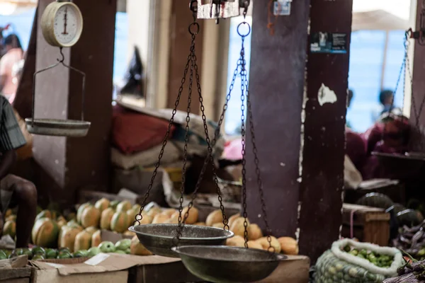 Oude weegschalen in markt — Stockfoto