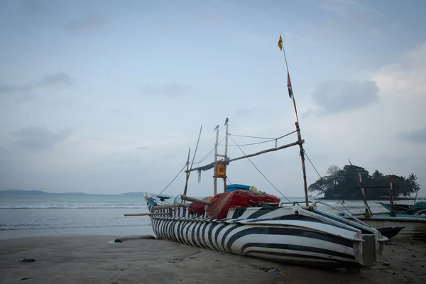 Fischerboote am Strand in sri lanka — Stockfoto