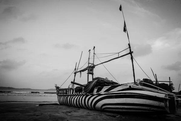 Fishing boats on the beach in Sri Lanka — Stock Photo, Image