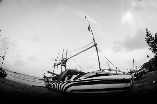 Fischerboote am Strand in sri lanka — Stockfoto