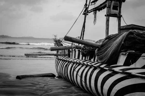 スリランカのビーチで釣りボート — ストック写真