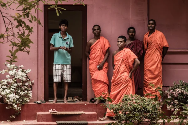 Buddhistiska munkar besöker dambulla cave temple — Stockfoto