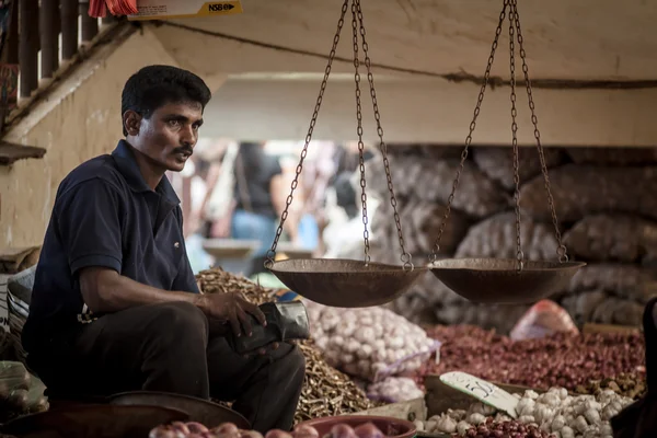 Vendor selling fresh vegetables and fruits in Sri Lanka — Stock Photo, Image