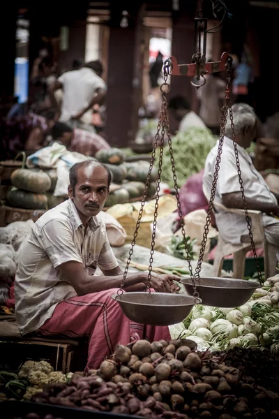 Vendor selling fresh vegetables and fruits in Sri Lanka — Stock Photo, Image