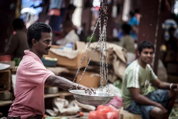 Verkäufer verkauft frisches Gemüse und Obst in sri lanka — Stockfoto