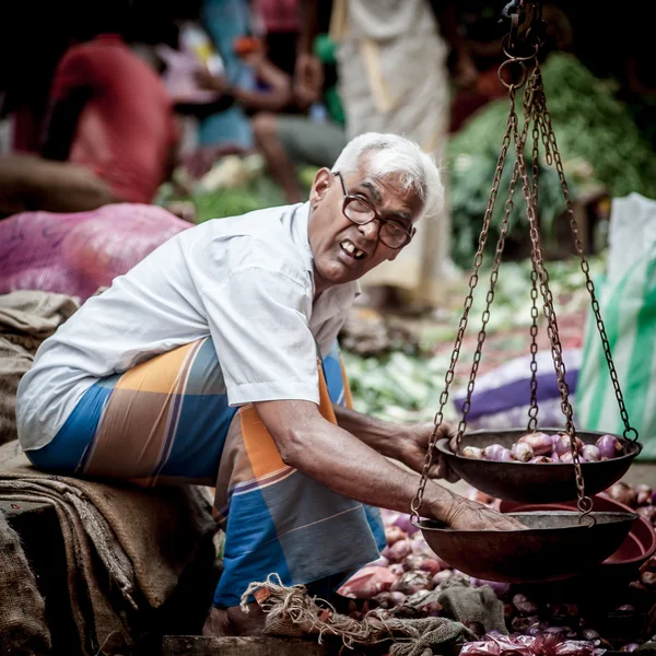 Verkäufer verkauft frisches Gemüse und Obst in sri lanka — Stockfoto