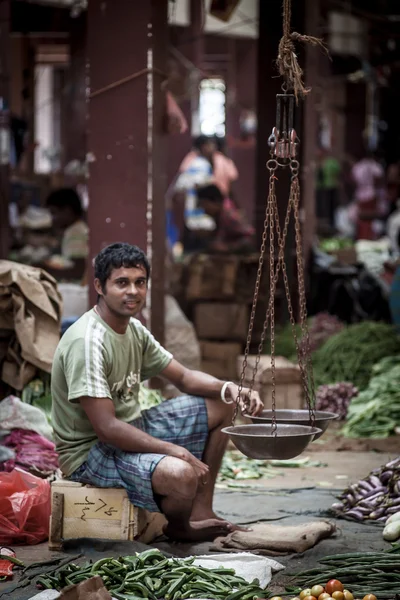 Verkäufer verkauft frisches Gemüse und Obst in sri lanka — Stockfoto