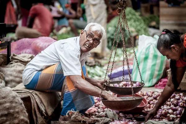 Leverancier verkochte verse groenten en fruit in Sri Lanka — Stockfoto