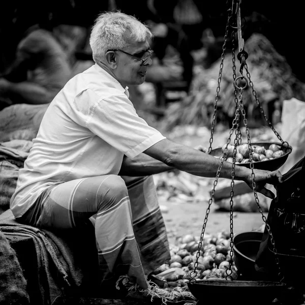 Vendor selling fresh vegetables and fruits in Sri Lanka — Stock Photo, Image