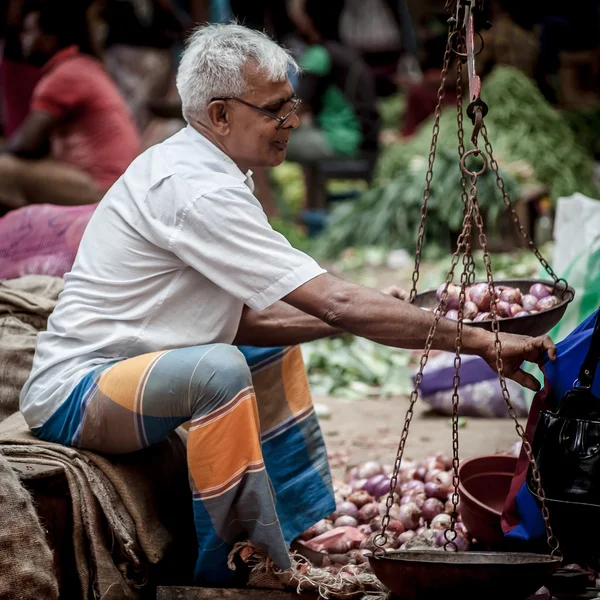 Vendor selling fresh vegetables and fruits in Sri Lanka — Stock Photo, Image