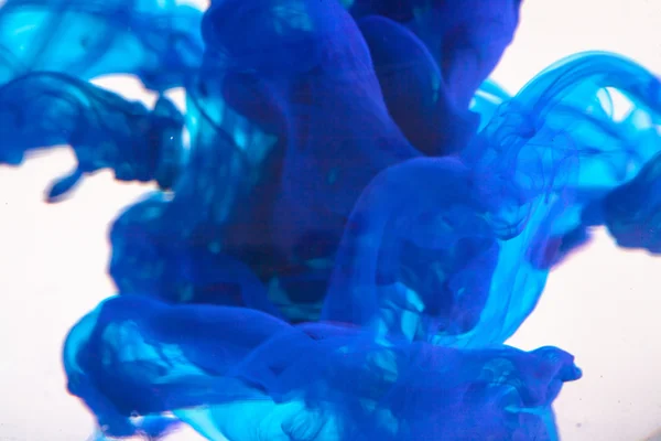 Modrá kapalina ve vodě tvorby abstraktních forem — Stock fotografie