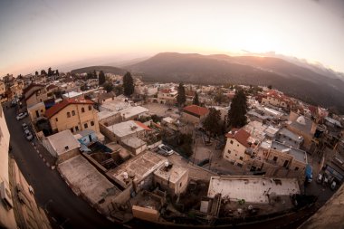 Antik hasid, Ortodox Yahudi Safed'ın eski şehir Pazar renkli kapı ve taş duvarlar ile tipik viev 