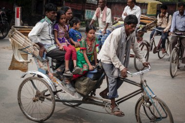 çok çocuklu rikshaw üzerinde sürme Hint aile. Motosiklet en sevdiğim araç olduğunu ve Hindistan için en uygun fiyatlı.