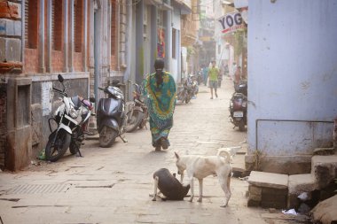 Kutsal Varanasi eski şehir sokaklarında Hindu kadınlar