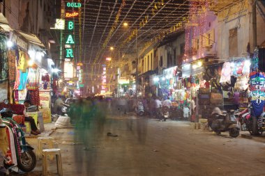 2 Kasım 2013 Delhi'de ünlü ana ın Bazaarı Caddesi'nde günlük faaliyetleri ile meşgul insanlar