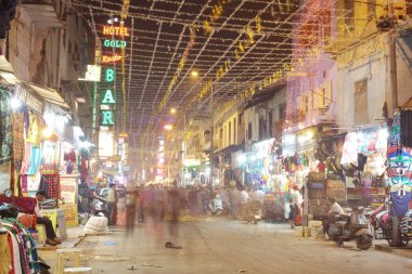 2 Kasım 2013 Delhi'de ünlü ana ın Bazaarı Caddesi'nde günlük faaliyetleri ile meşgul insanlar